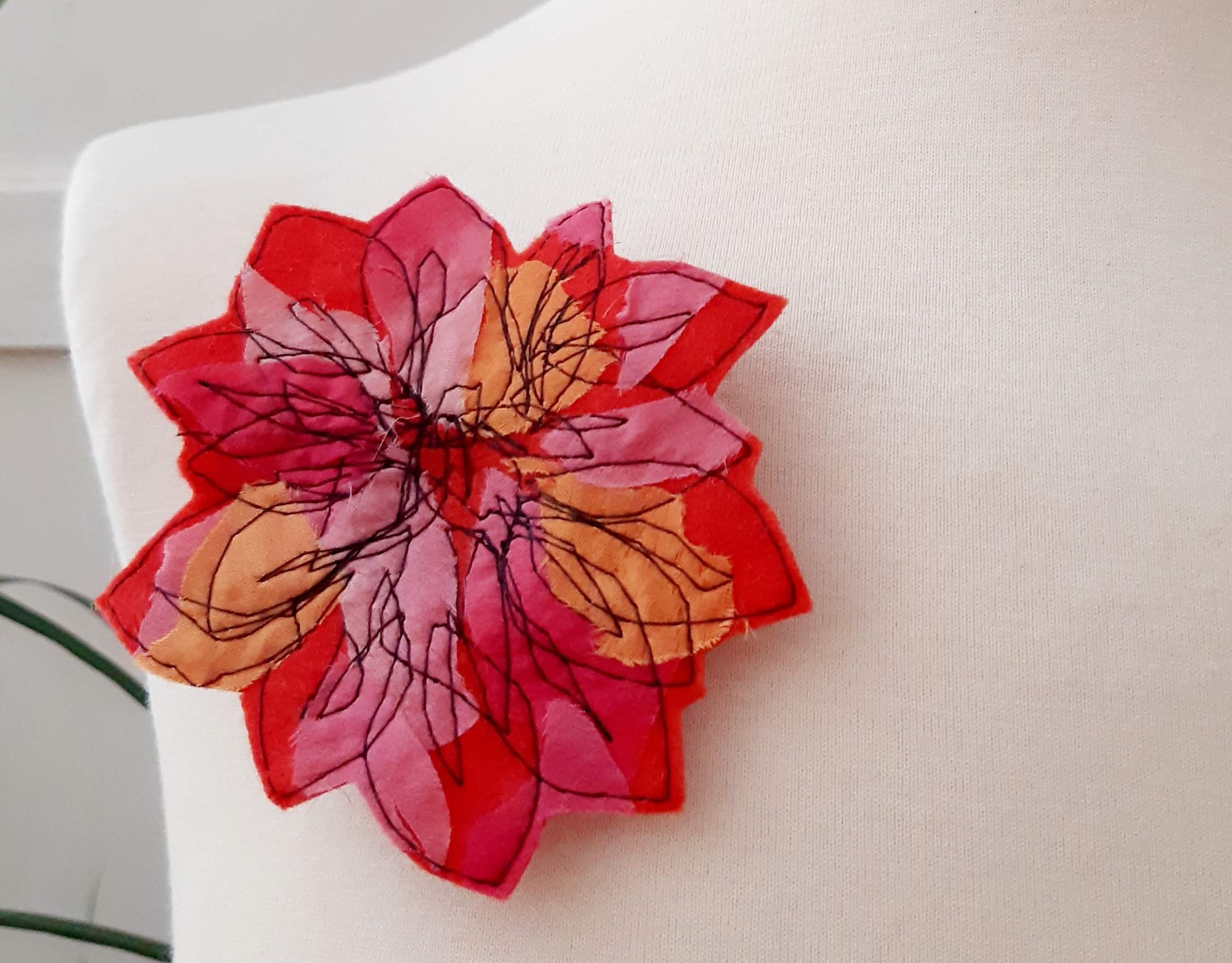 broche flor rojo portada